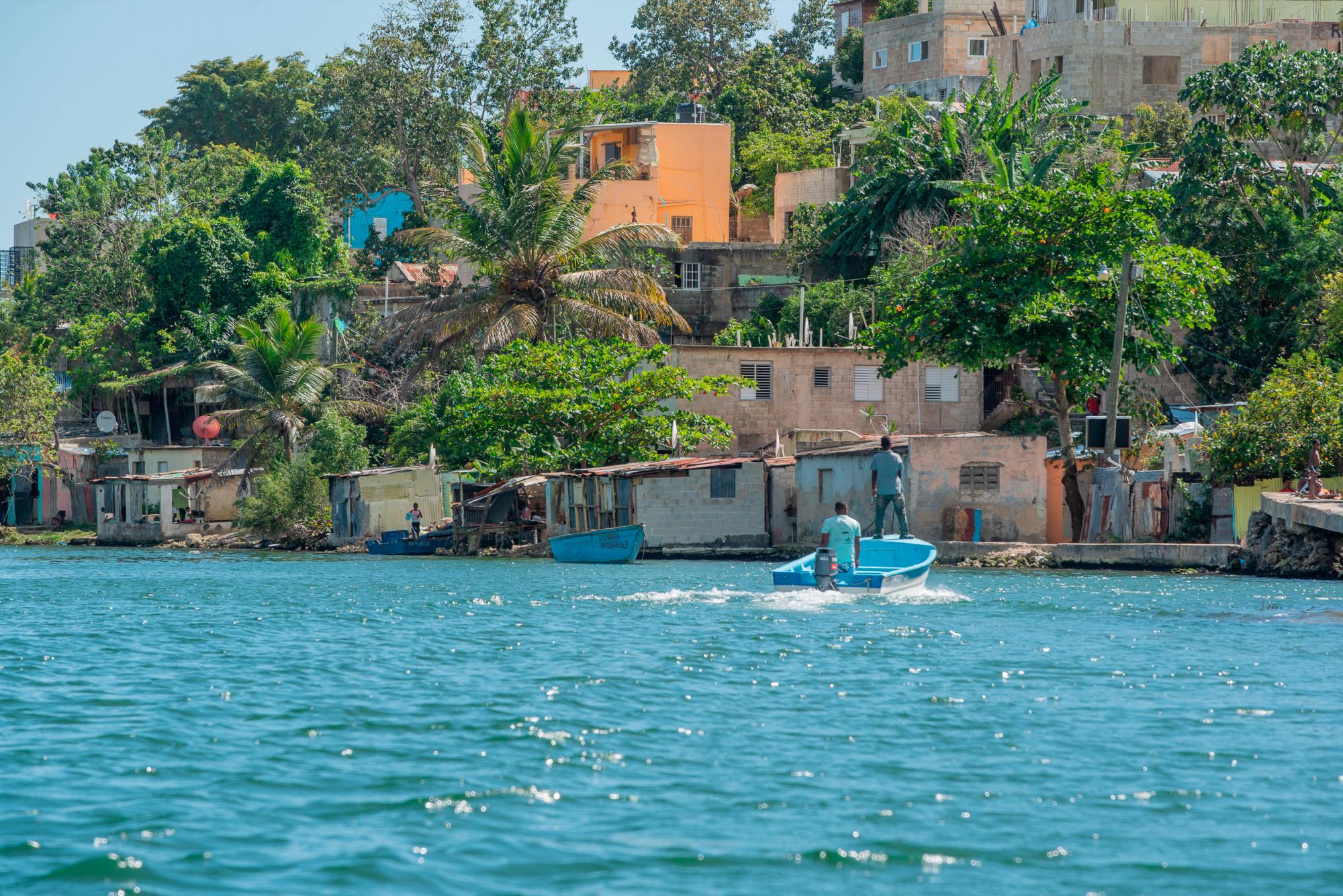 Muchas de las residencias de Río Salado parecen estar dentro del agua.