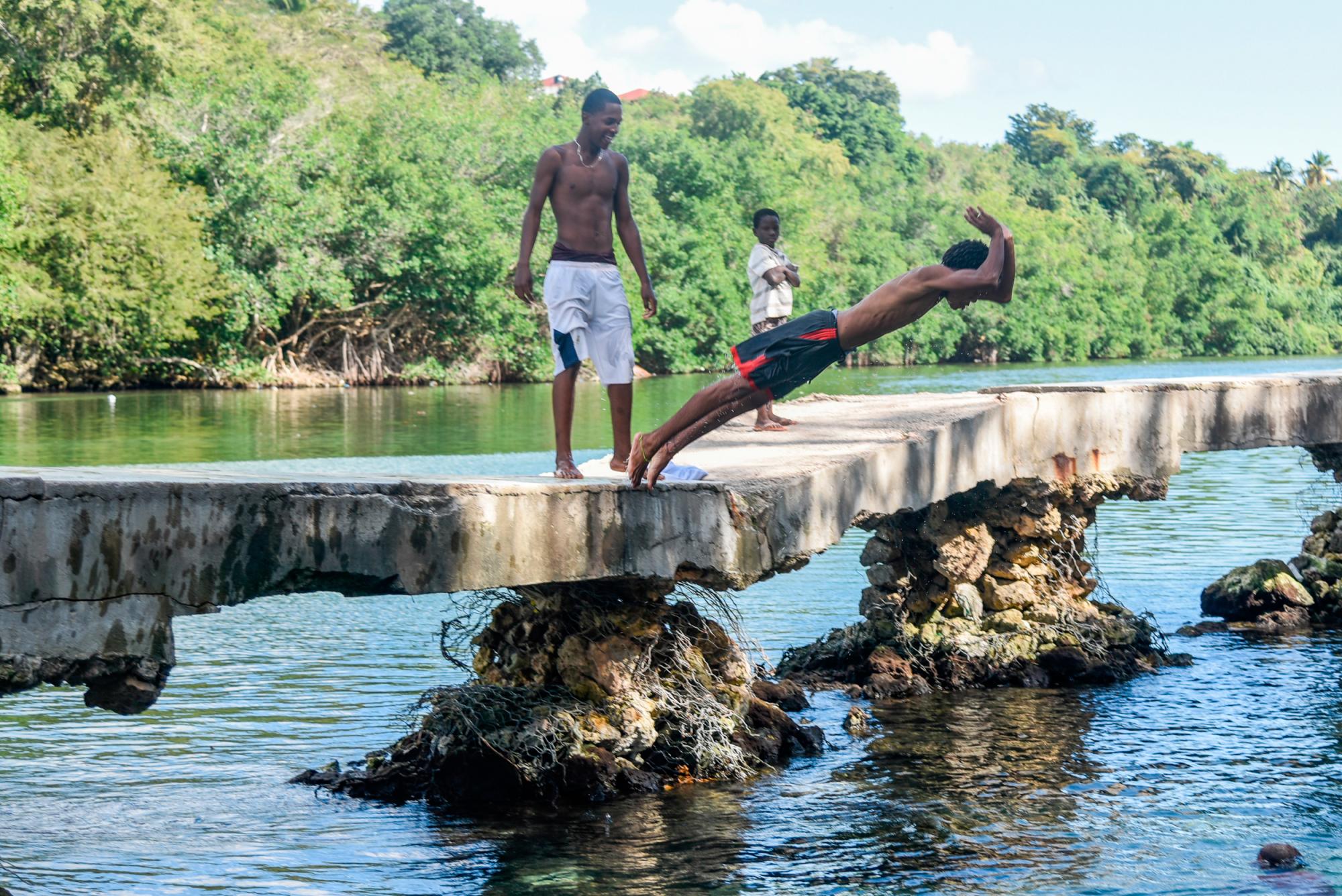 Jóvenes disfrutan del baño en el manantial de agua dulce de Río Salado.
