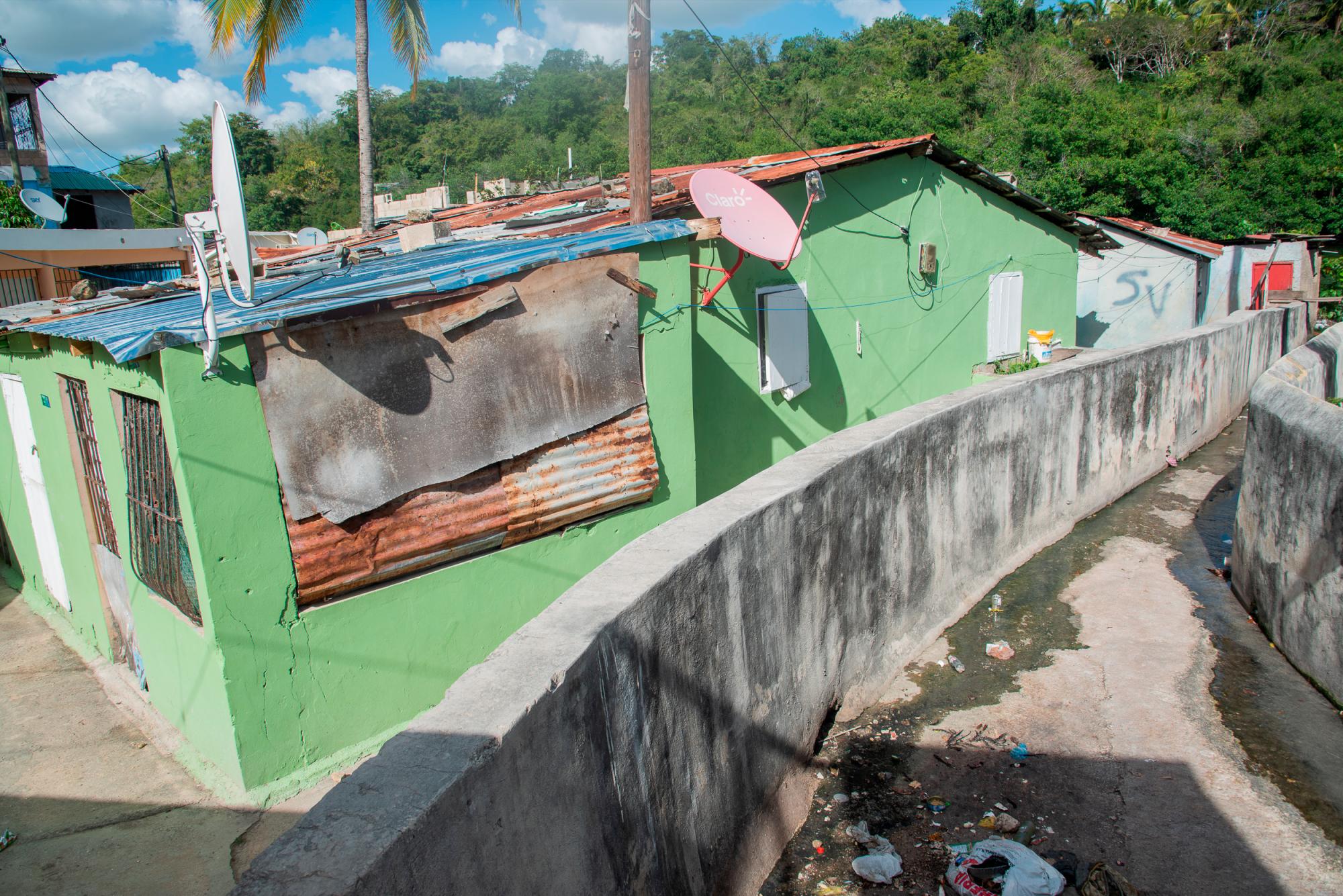 Estrechos callejones son la única vía para recorrer la zona. 