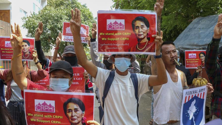 Autoridades de Myanmar atacan pueblo que resistió el golpe