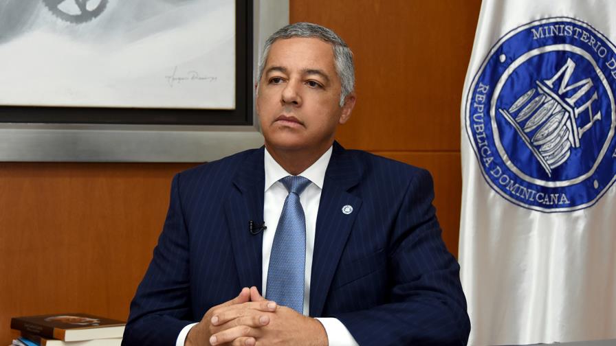 Ministro Hacienda explica préstamo a diputados