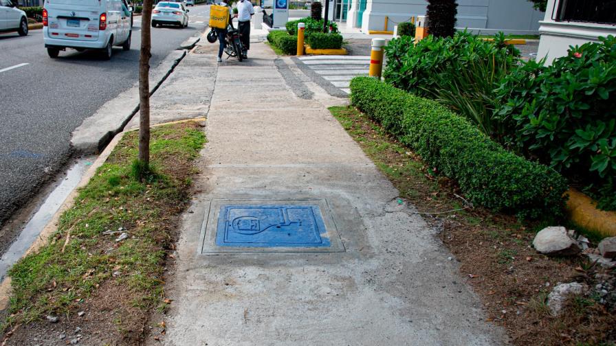 CAASD corrige hoyo en acera de la Lincoln