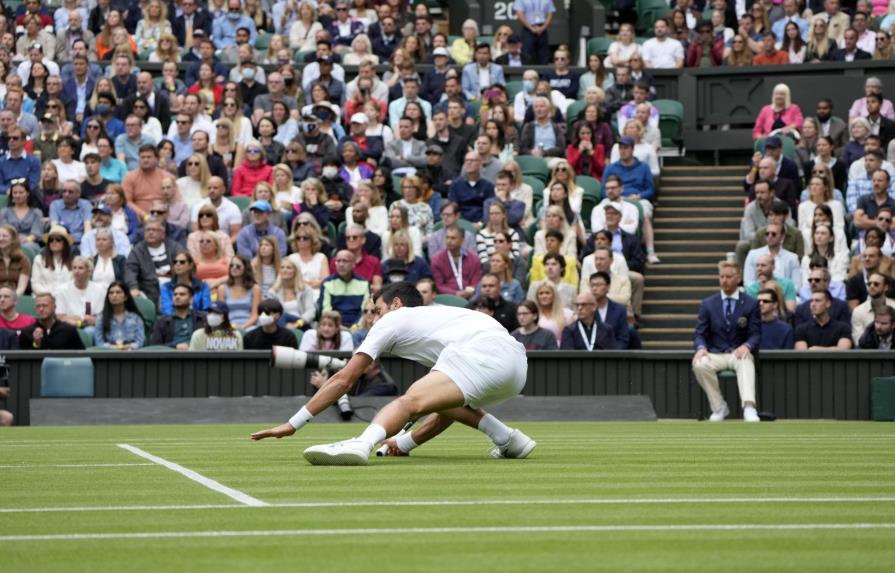 Más resbalones en Wimbledon, Djokovic adelante