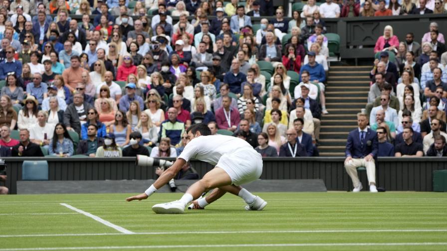 Más resbalones en Wimbledon, Djokovic adelante