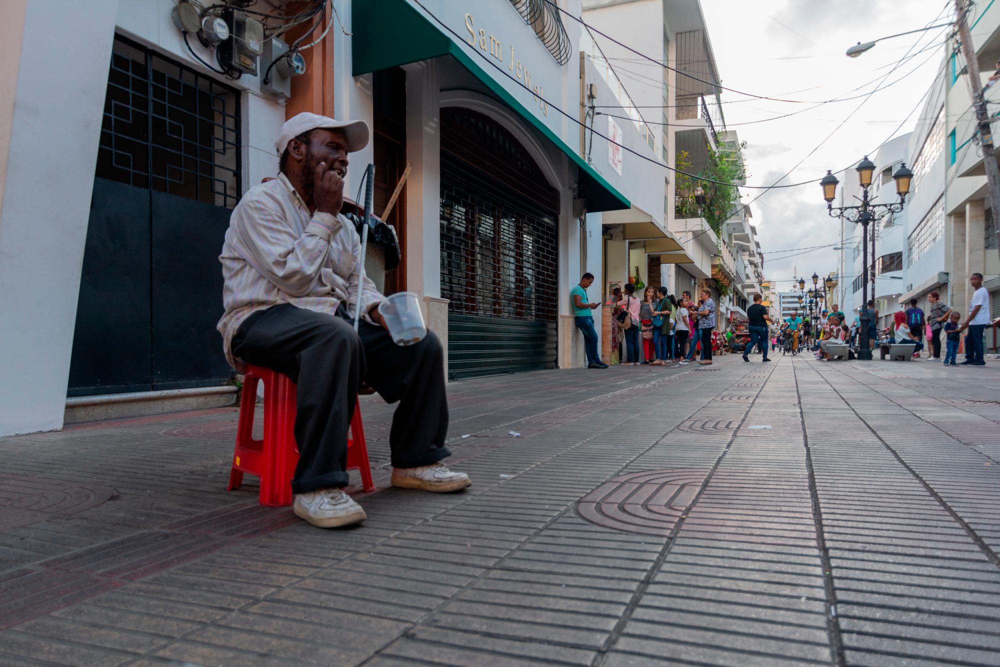 La calle El Conde recibe a miles de personas todos los días.