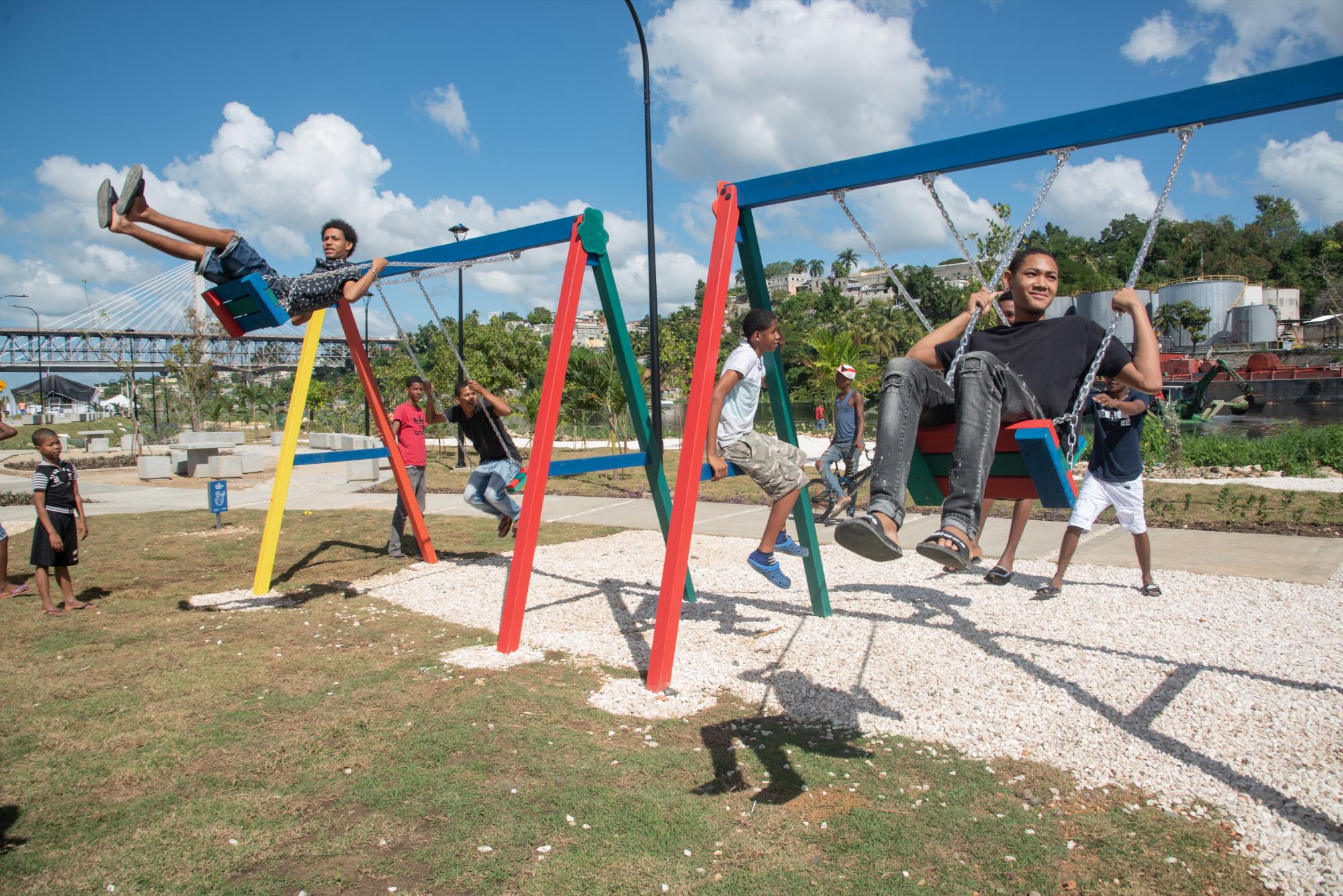 El presidente Luis Abinader entregó a los moradores de Los Guandules y La Ciénaga un tramo de 1,043 metros de la avenida Paseo del Puerto, en el margen occidental del río Ozama, provisto de instalaciones deportivas y recreativas (Foto: Eddy Vittini)