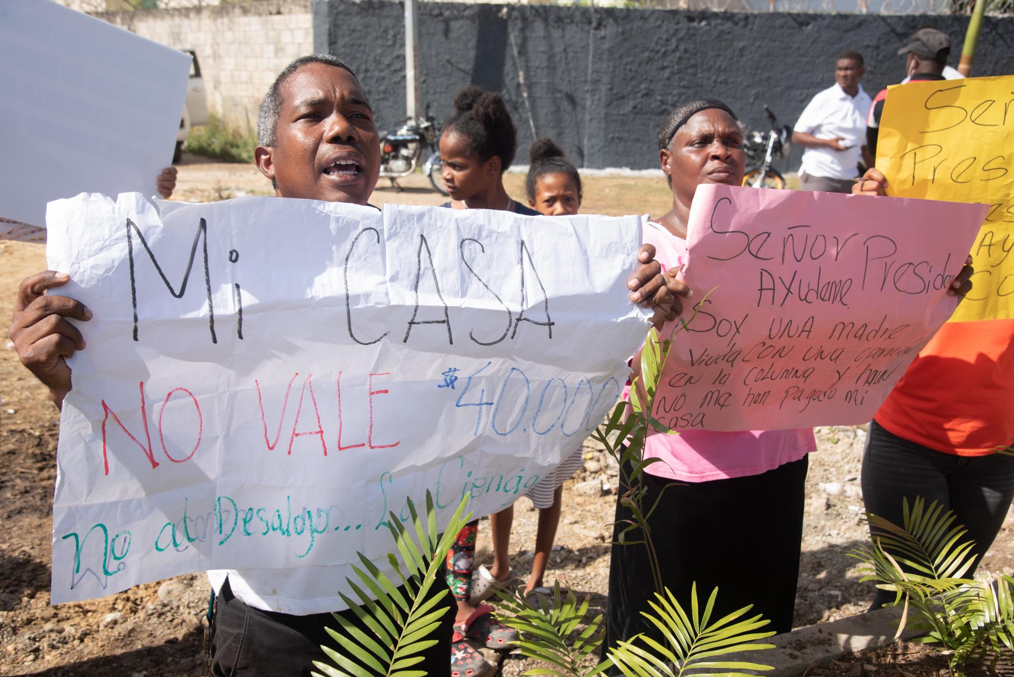 Cinco personas acudieron a la inauguración con pancartas en mano en protesta, algunas por no haber sido indemnizadas por la Unidad para la Readecuación de Barrios y Entornos (URBE) y otras en rechazo del monto que se les ha prometido. (Foto: Eddy Vittini)