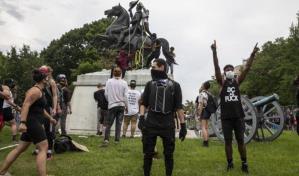 Manifestantes intentan derribar estatua cerca de la Casa Blanca
