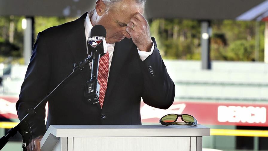 Manfred se disculpa por llamar ‘pieza de metal’ al trofeo Manfred se disculpa por llamar ‘pieza de metal’ al trofeo