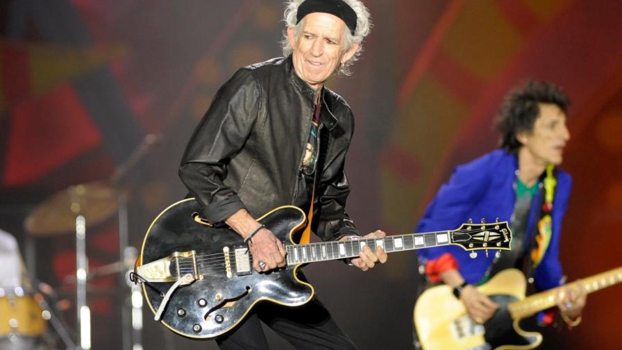 Roban guitarras firmadas por estrellas de rock