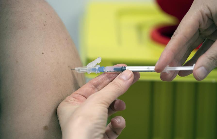 OMS: “No está bien” vacunar a jóvenes antes que a mayores