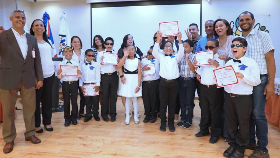 Niños y niñas con autismo del CAID desarrollan destrezas para comunicarse mejor con amigos y familiares