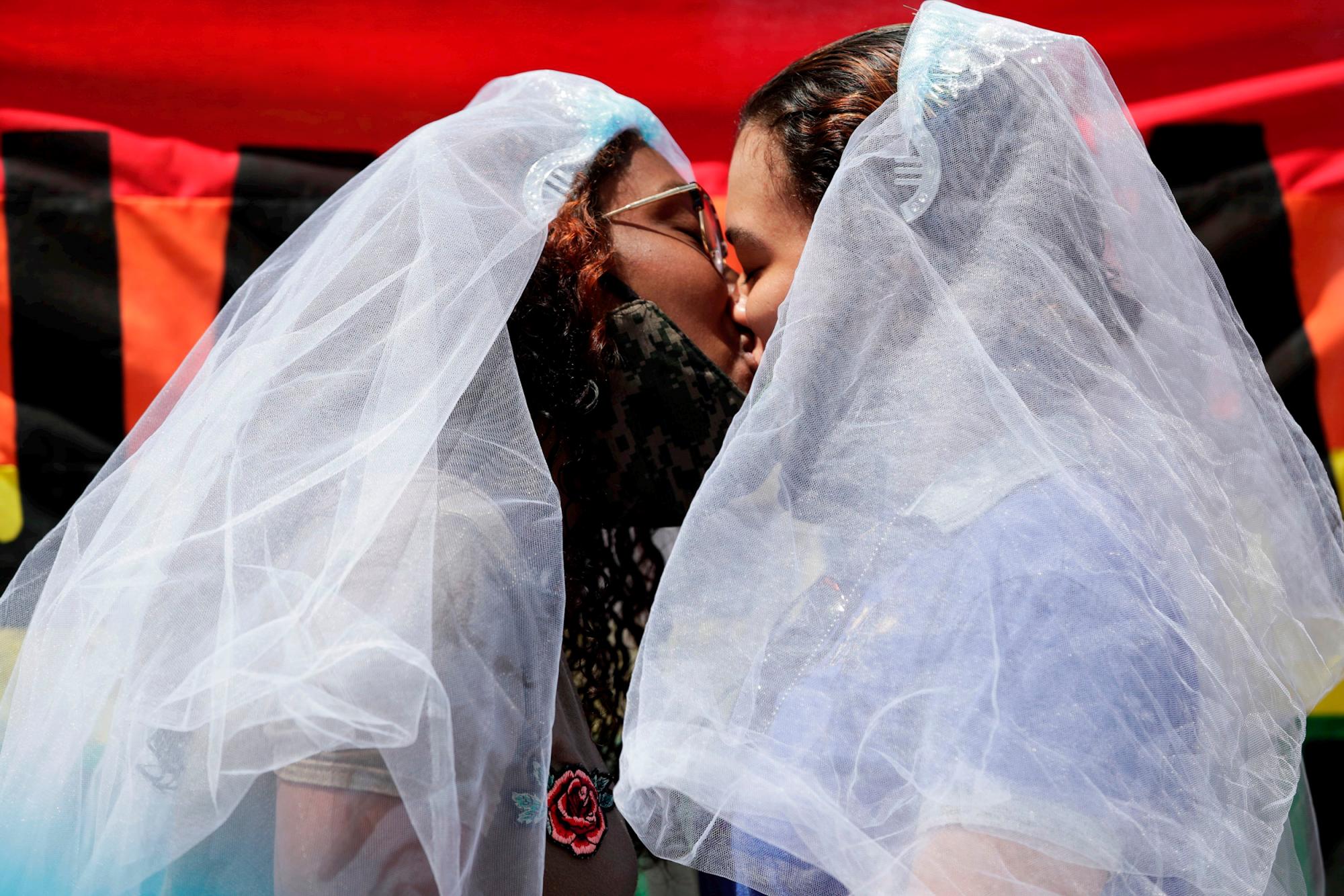 AME8859. CIUDAD DE PANAMÁ (PANAMÁ), 02/10/2020.- Miembros de la comunidad LGBTI se besan hoy durante una manifestación frente a la sede de la Corte Suprema de Justicia en defensa del matrimonio igualitario, en Ciudad de Panamá (Panamá). Un grupo de activistas por los derechos de la comunidad LGBTI de Panamá se manifestó este viernes pacíficamente frente a la Corte Suprema de Justicia (CSJ) para pedir que emita en derecho su fallo en unas demandas sobre el matrimonio igualitario en el país. La manifestación tuvo lugar el mismo día en que la Comisión Interamericana de Derechos Humanos (CIDH) realizará la audiencia El derecho al matrimonio igualitario en Panamá. 