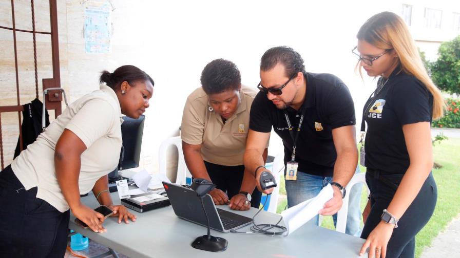 JCE concluye  prueba regional de Voto Automatizado en 27 municipios del país