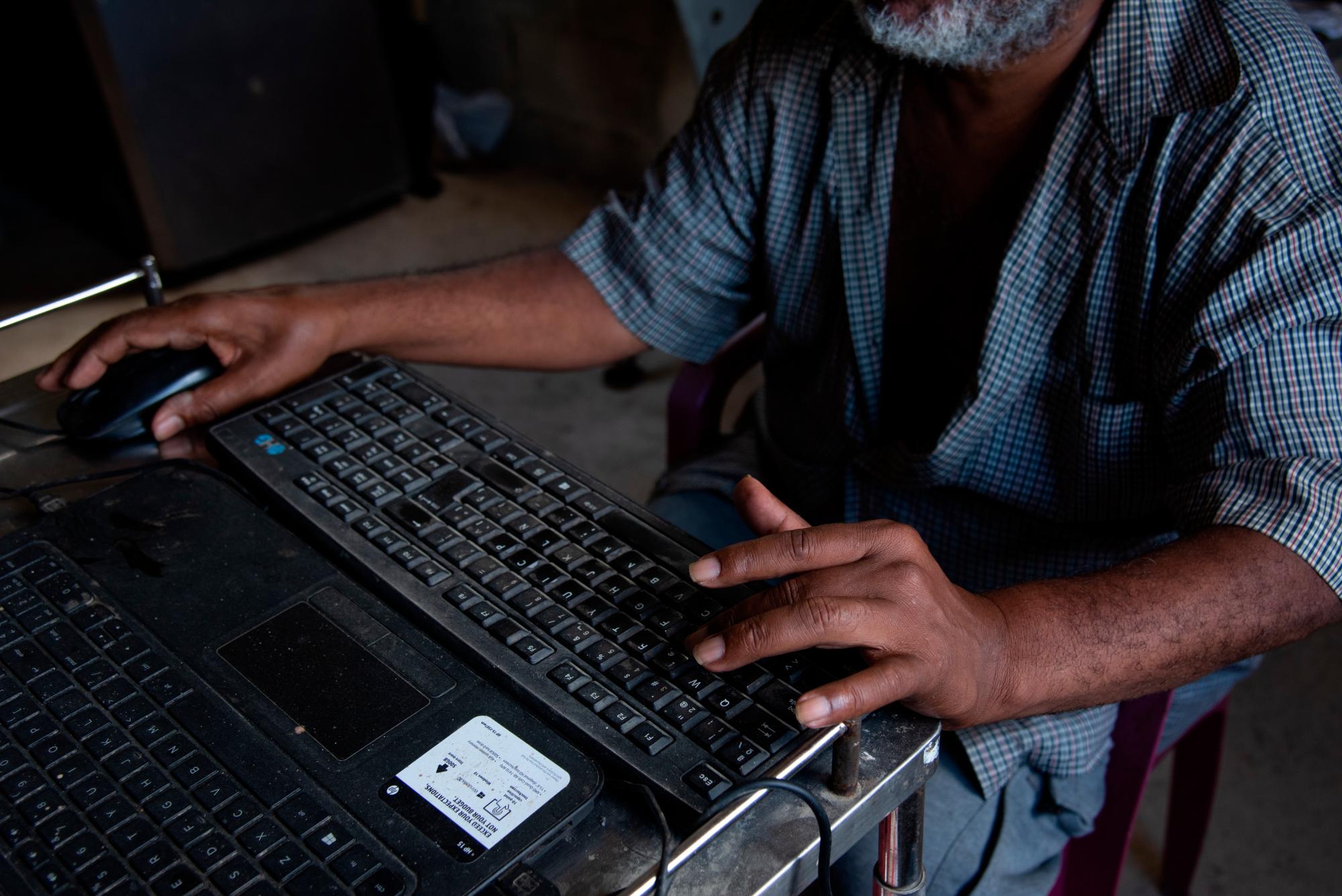 Sus manos ya no les sirven de mucho para escibrir