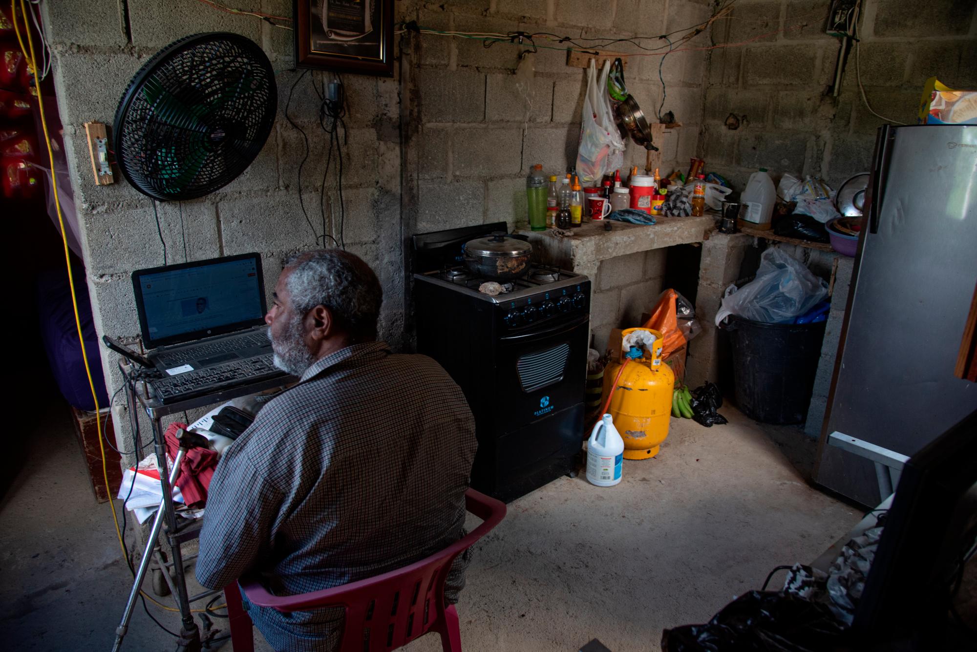 La sala de la casita donde vive el periodista
