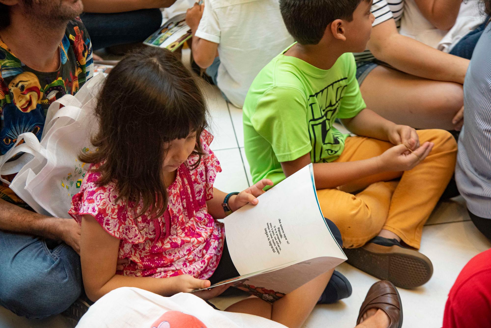 Niños en la presentación del libro de Anya Damirón.