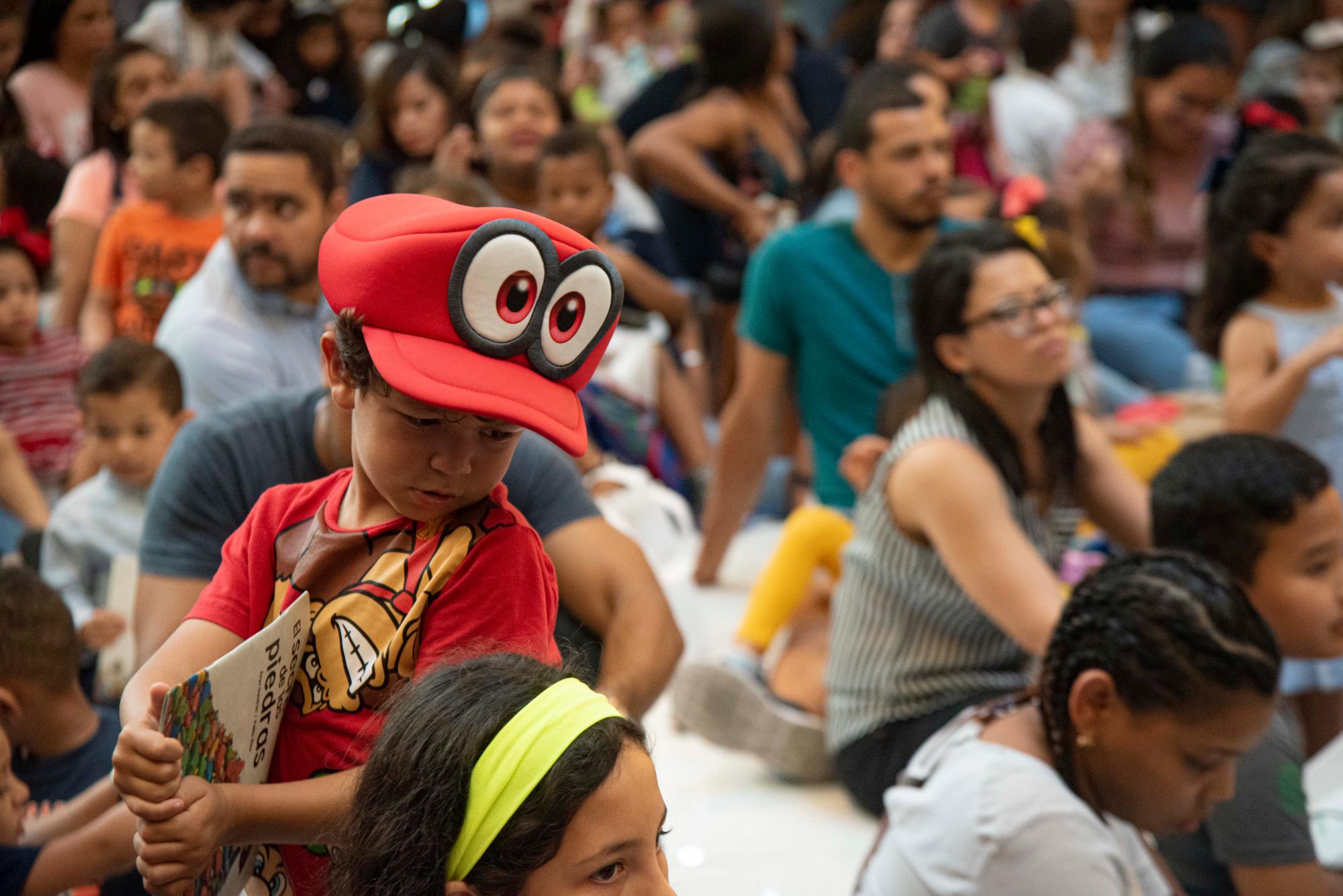 Niños en la presentación del libro de Anya Damirón.