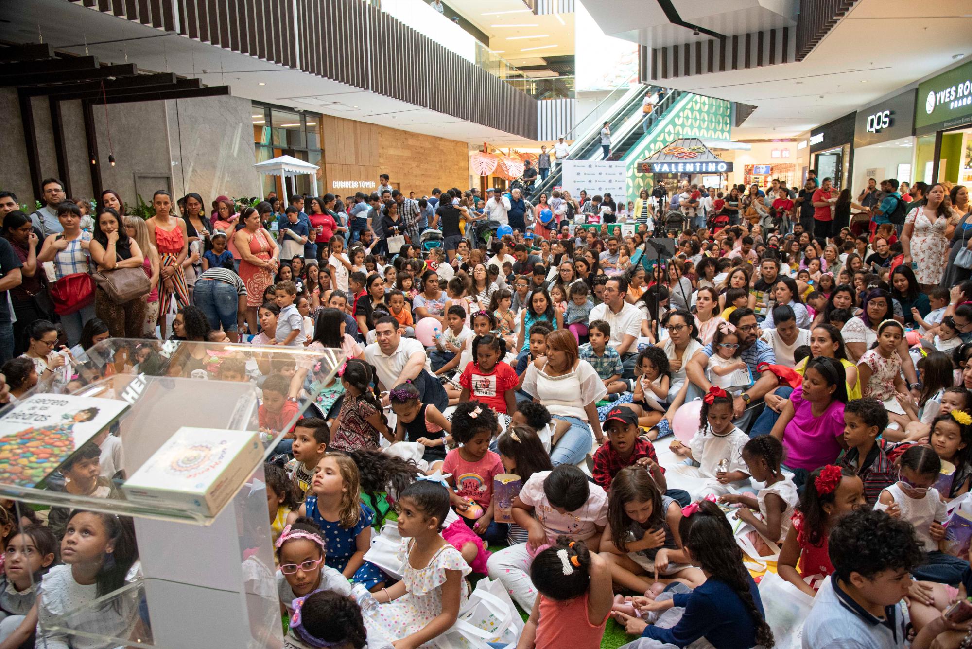 Familias en la presentación del libro de Anya Damirón.