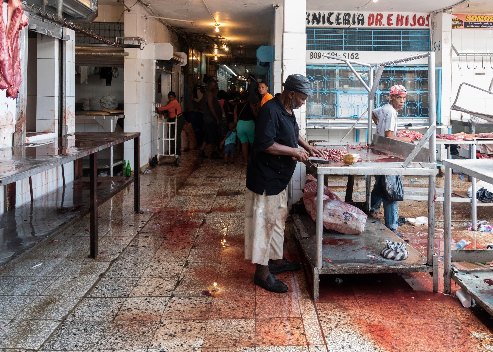 Estado de insalubridad de un pasillo (cárnicos) del mercado de la Duarte o mercado Nuevo. Domingo 7 de abril de 2019.