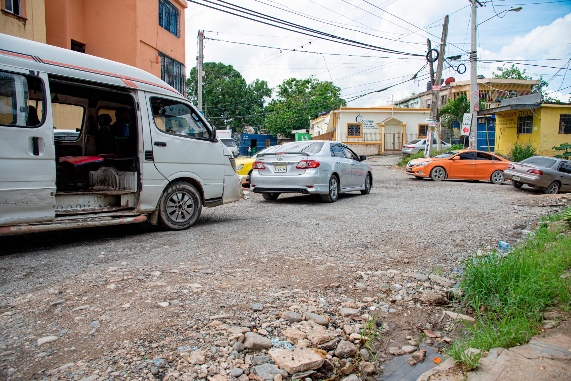 Otros tramos de la carretera está dañada.