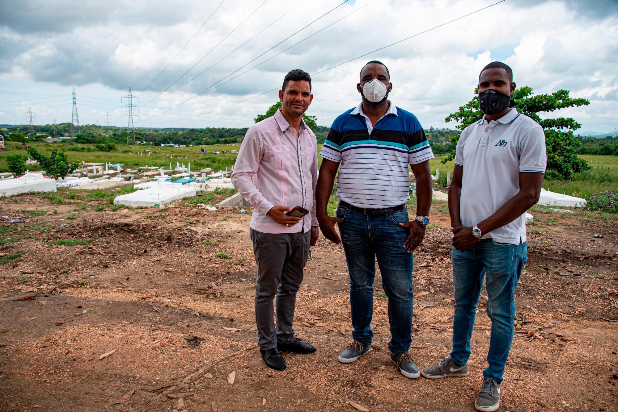 Rafael Hernández, Ángel Medina y Emilio Lara de Jesús, dirigente del “Patronato Cementerio Lourdes Hernández”  