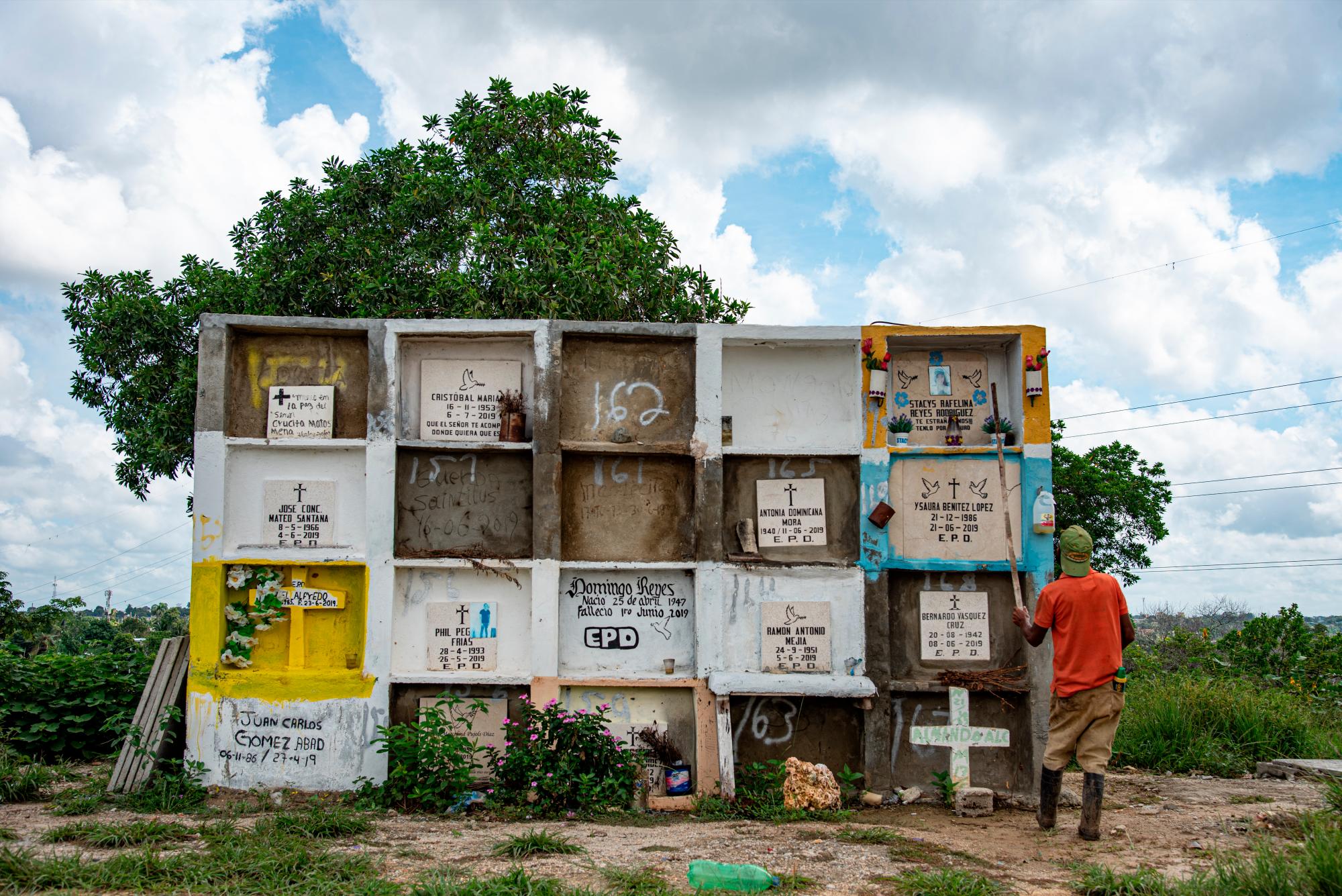 Algunos de los nichos construido en la calle principal.