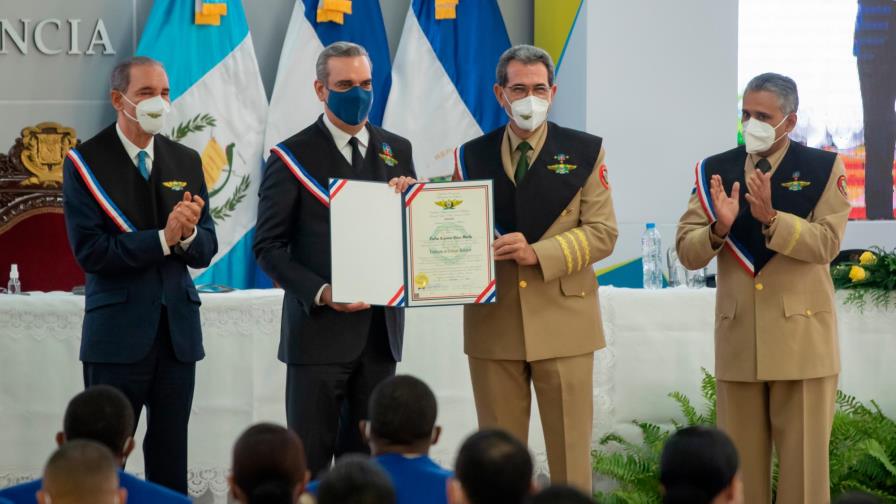 Abinader entrega títulos a egresados del 1976 al 1999