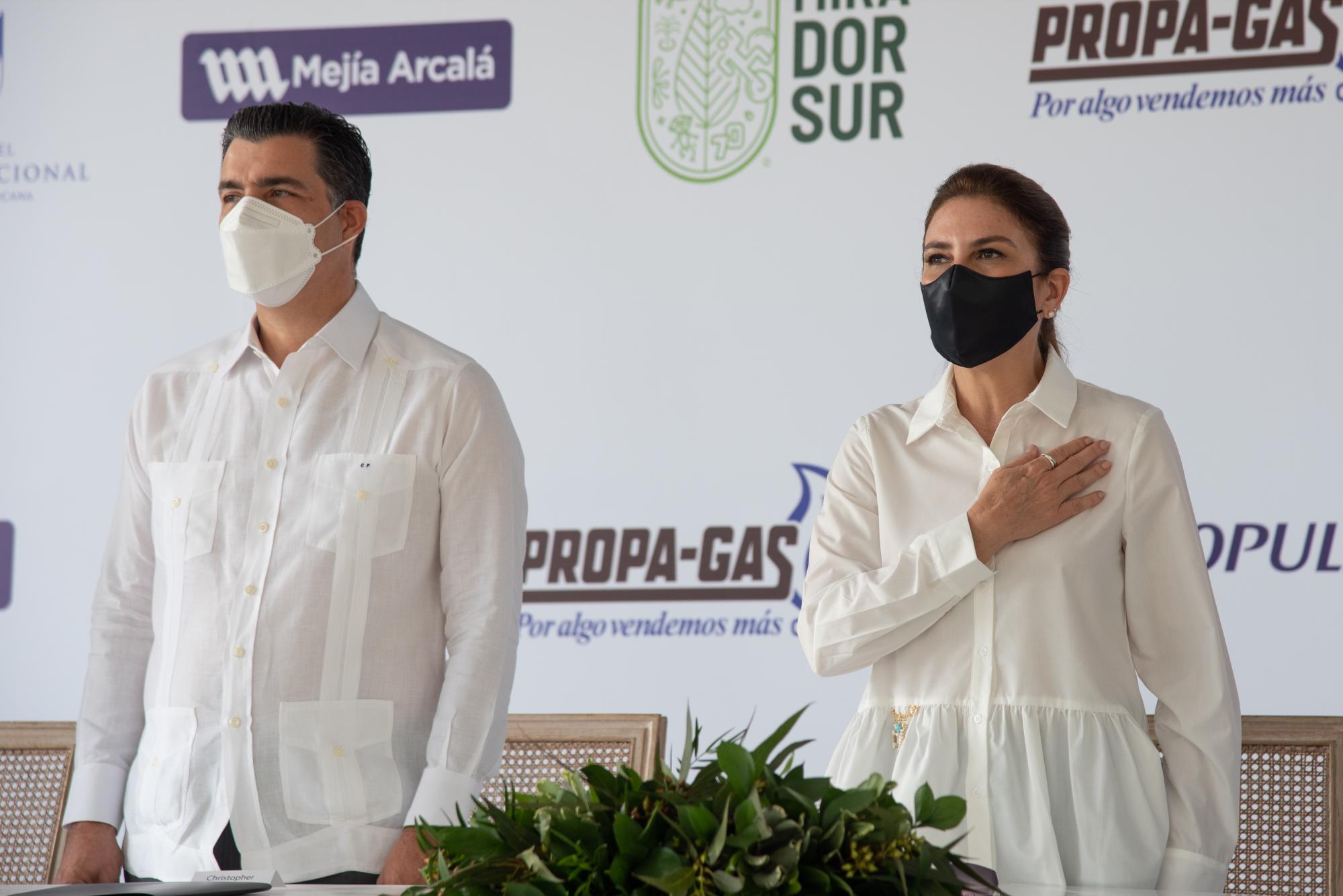 La alcaldesa Carolina Mejia encabezó el acto en el que estuvo acompañada por representantes de empresas privadas. (Foto: Dania Acevedo)