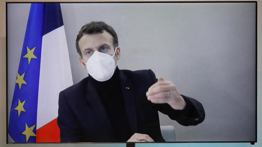 Detractores de Macron lo critican por no protegerse de COVID Detractores de Macron lo critican por no protegerse de COVID
