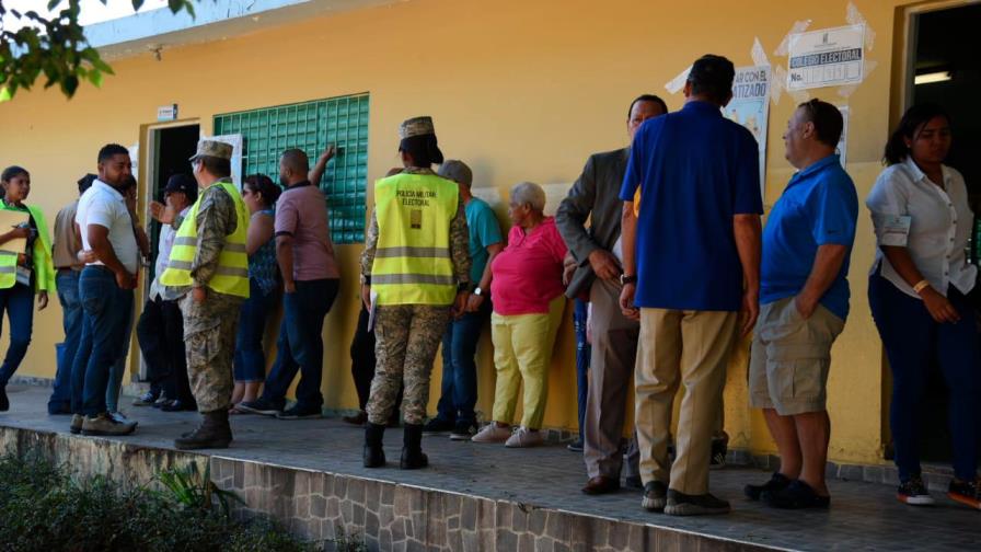 Pleno de la JCE se reúne ante denuncias de retrasos en el inicio de las votaciones