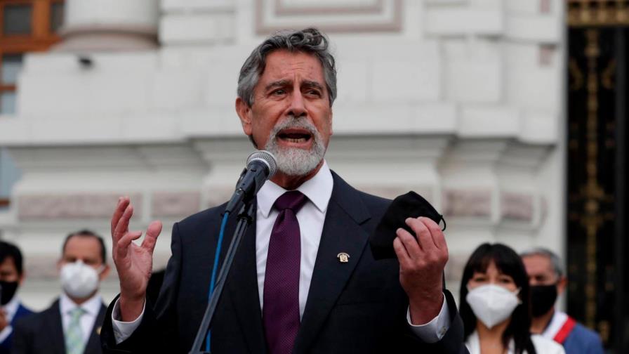 Presidente de Perú revela que 487 personas se vacunaron en forma irregular 