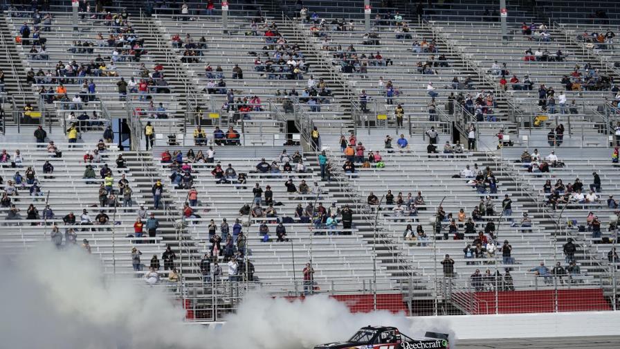 Kyle Bush gana carrera NASCAR de Camionetas en Hampton