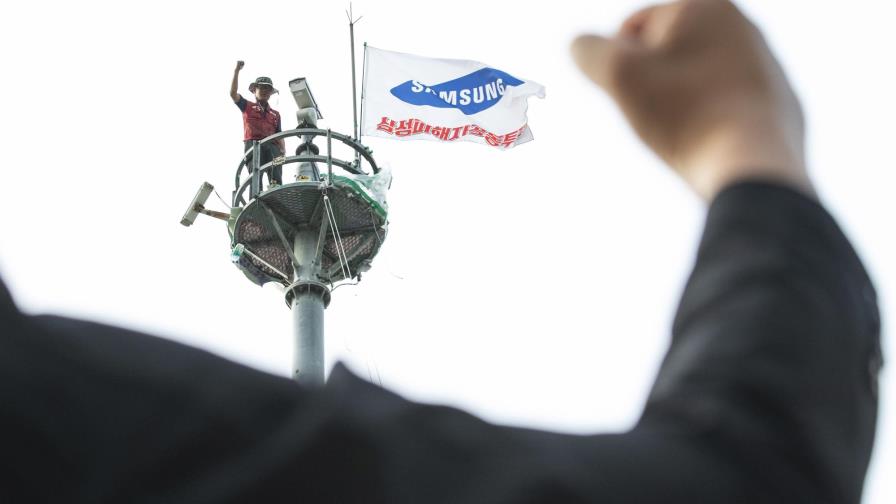 Manifestante pone fin a protesta aérea contra Samsung Manifestante pone fin a protesta aérea contra Samsung