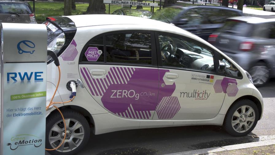 Merkel quiere un millón de puertos para autos eléctricos Merkel quiere un millón de puertos para autos eléctricos