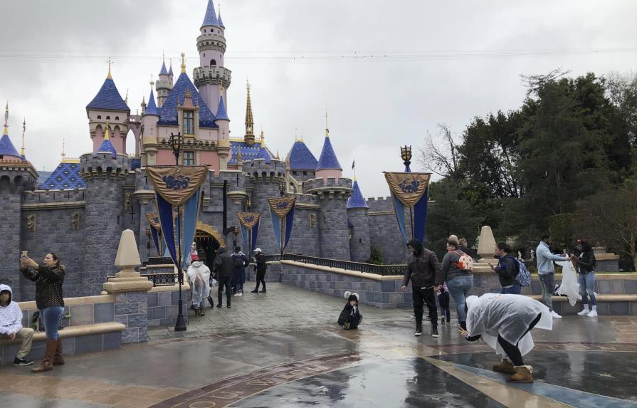 California aprueba reabrir parques de pelota y Disneylandia