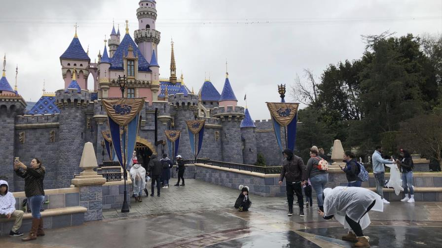 California aprueba reabrir parques de pelota y Disneylandia