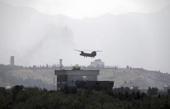 Caos en aeropuerto de Kabul mientras Talibán toma la ciudad