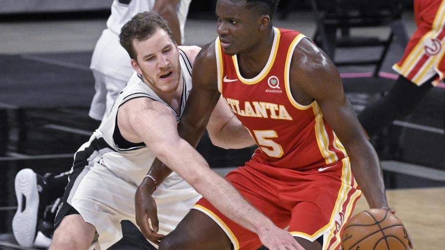 En doble tiempo extra, Hawks superan a Spurs
