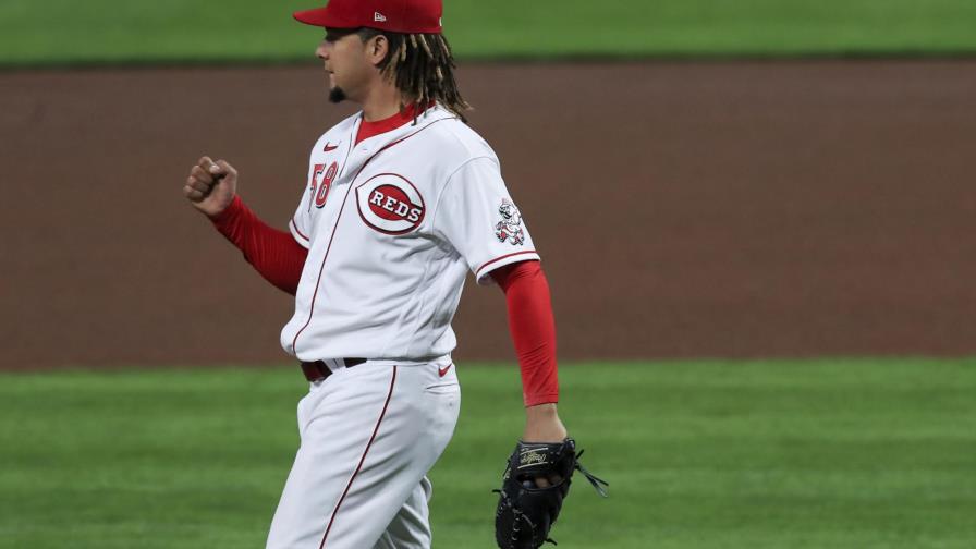 Castillo luce en 7 innings; Rojos barren a Piratas