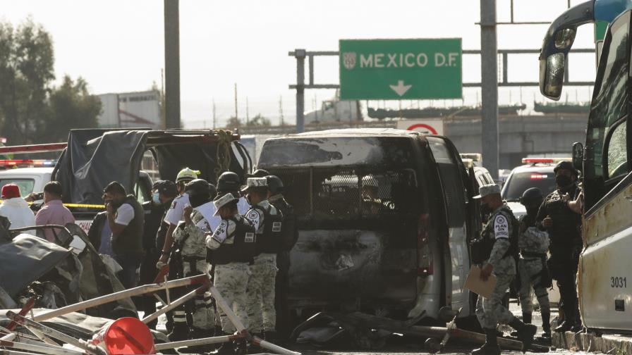 Mueren 19 personas en choque múltiple en centro de México