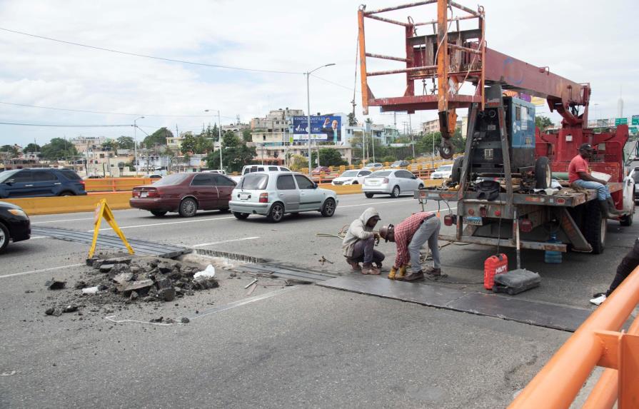 Obras Públicas vuelve a soldar planchuela para tapar zanja en puente Juan Bosch