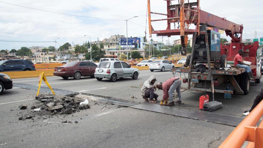 Obras Públicas vuelve a soldar planchuela para tapar zanja en puente Juan Bosch