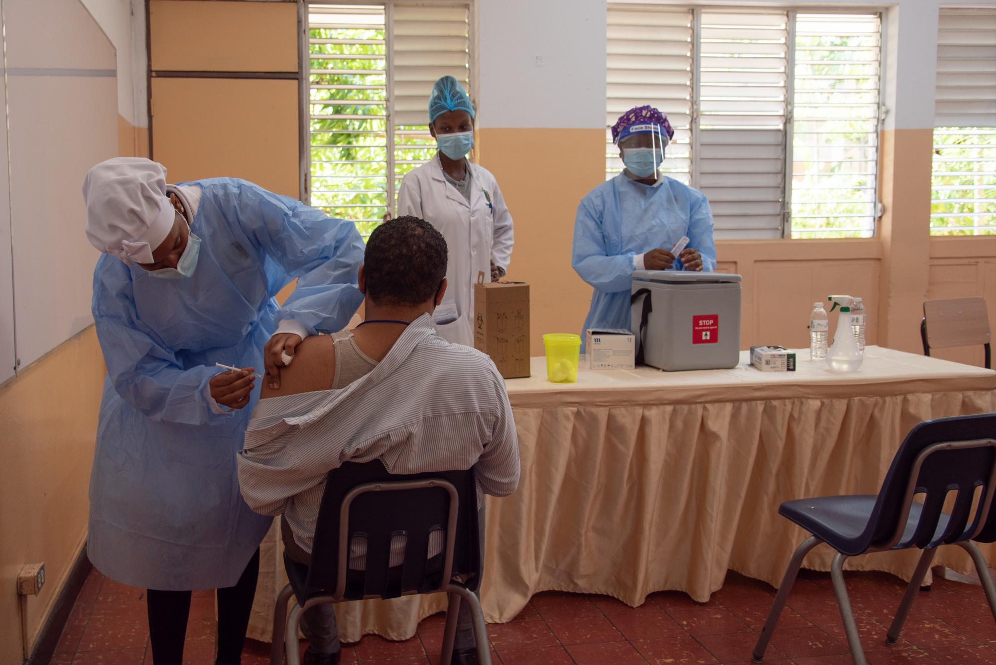 Personal docente y administrativo de la Universidad Católica de Santo Domingo recibe la primera dosis de la vacuna anticovid (Foto: Dania Acevedo)