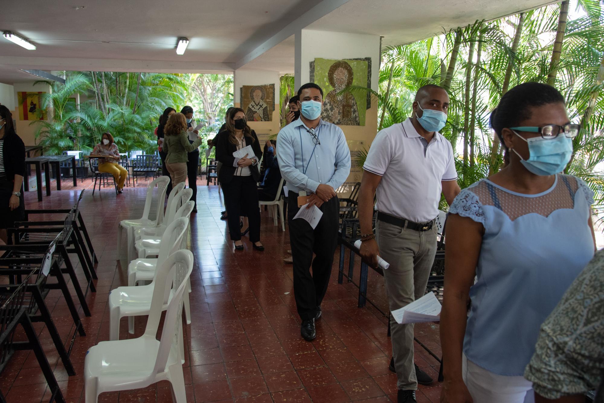 En la sede de la Universidad Católica de Santo Domingo un grupo de docentes aguarda su turno para ser vacunado (Foto: Dania Acevedo)