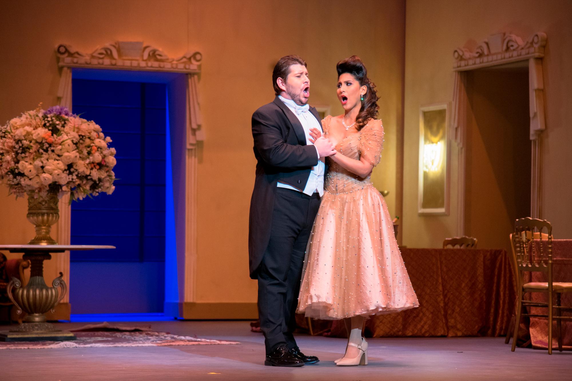 Nathalie Peña Comas y David Astorga reviven la historia de Violetta y Alfredo en una nueva versión de “La Traviata”. Lunes 8 de abril de 2019.