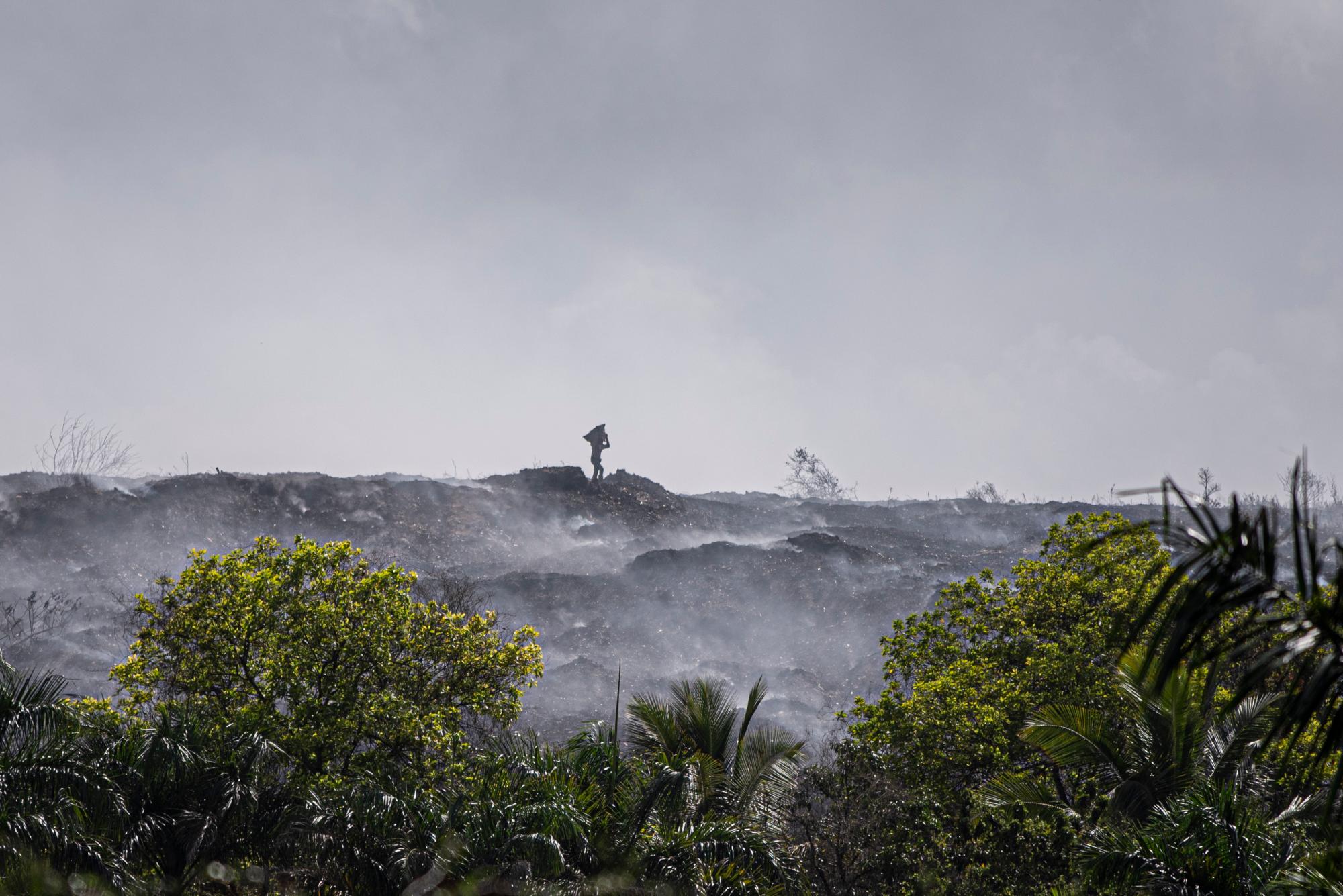 Los buzos buscan objetos de valor en medio de la humareda.