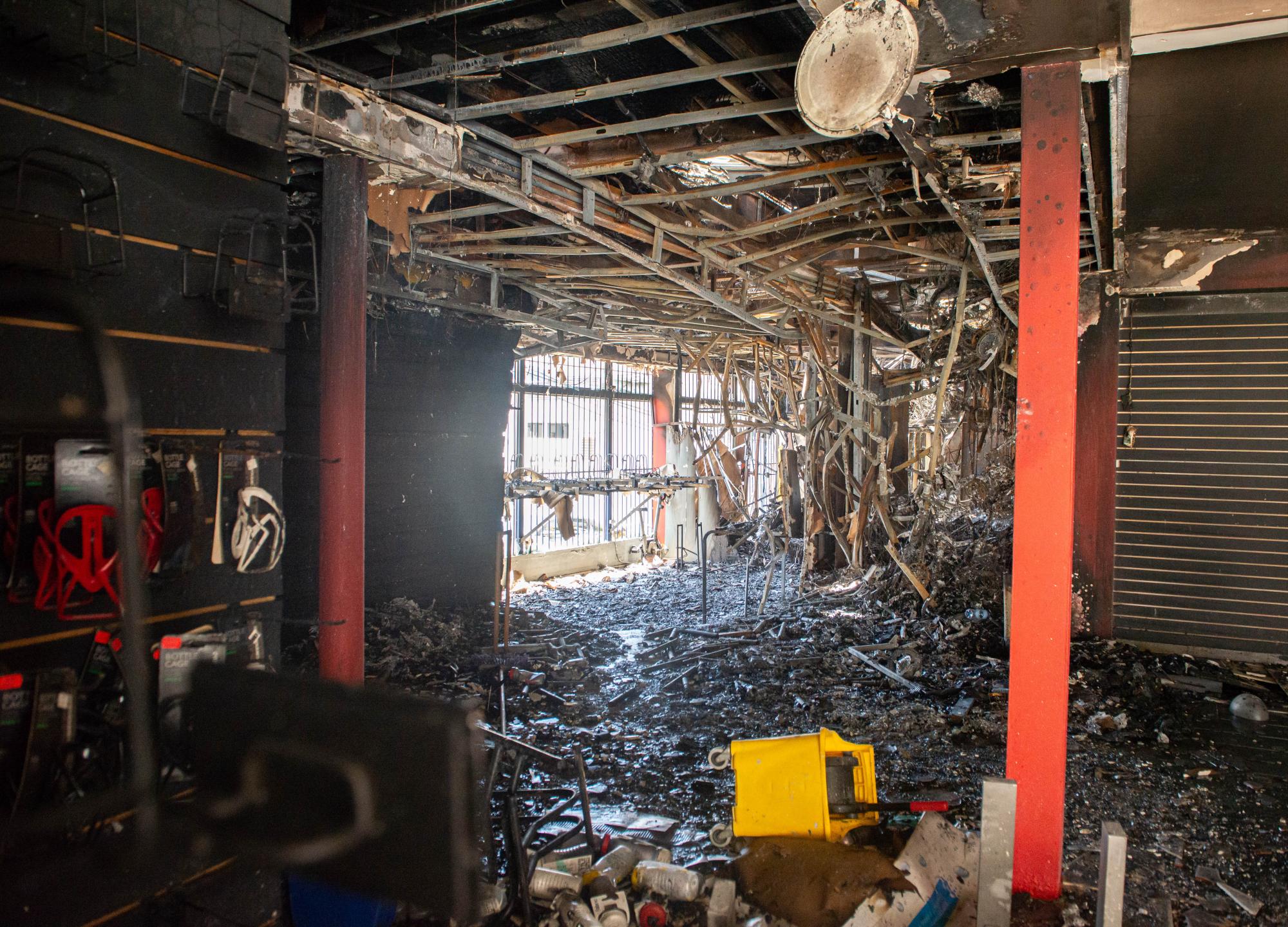La tienda Aro y Pedal ubicada en la 27 de febrero también fue escenario de un incendio voraz (Foto: José Arias)