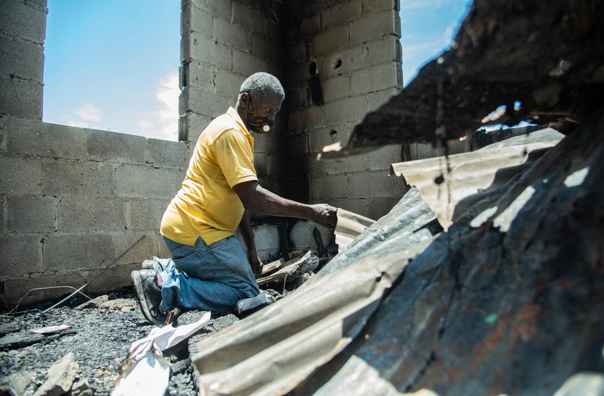 El contenido de las viviendas que fueron alcanzadas por el fuego quedo reducido a cenizas y escombros (Foto: José Arias)