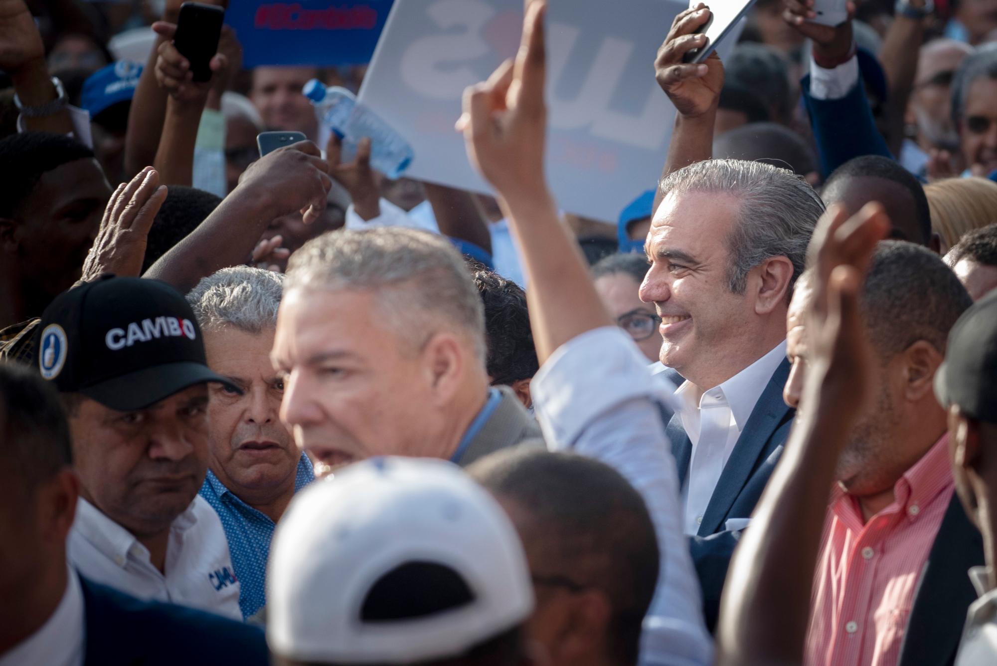 El candidato a la presidencia por el PRM, Luis Abinader llega a una rueda de prensa el 08 de julio de 2019.